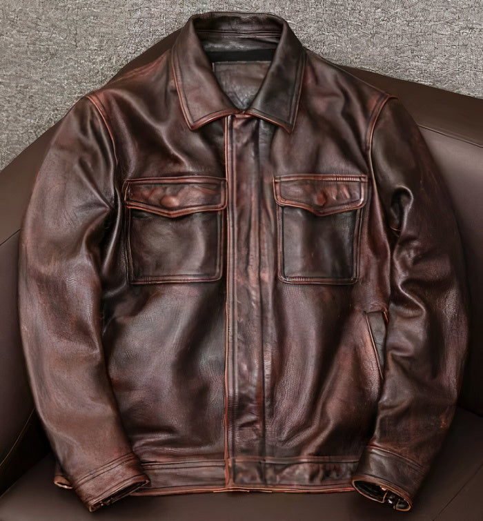 Men’s luxe vintage leather jacket with a timeless and sophisticated design, ideal for autumn days.