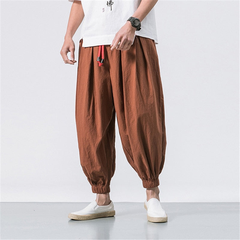 Comfortable linen pants for men with breathable fabric and relaxed fit, ideal for stylish autumn days.