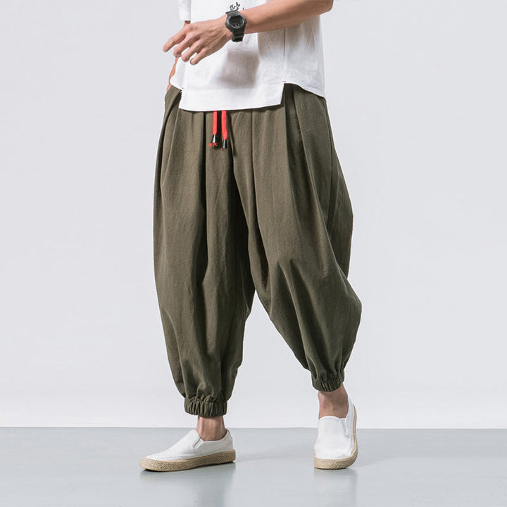 Comfortable linen pants for men with breathable fabric and relaxed fit, ideal for stylish autumn days.