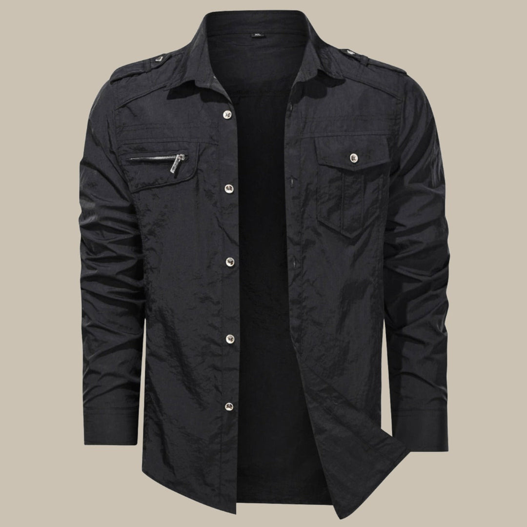 Comfortable men's cargo shirt with breathable fabric and functional pockets, ideal for summer days.









