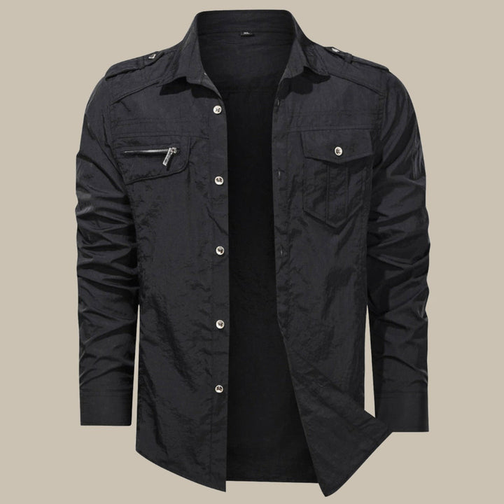Comfortable men's cargo shirt with breathable fabric and functional pockets, ideal for summer days.








