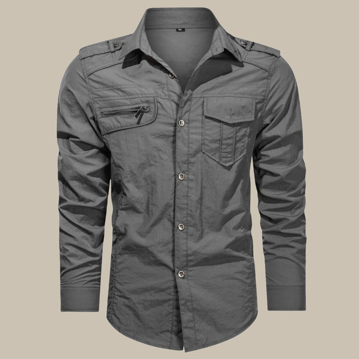 Comfortable men's cargo shirt with breathable fabric and functional pockets, ideal for summer days.








