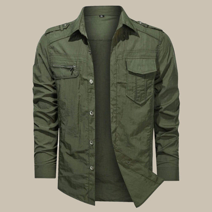 Comfortable men's cargo shirt with breathable fabric and functional pockets, ideal for summer days.








