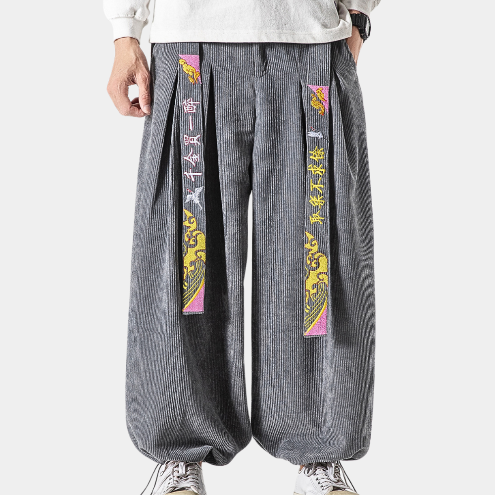 High-quality corduroy trousers with breathable fabric and a relaxed fit, perfect for summer and autumn days.