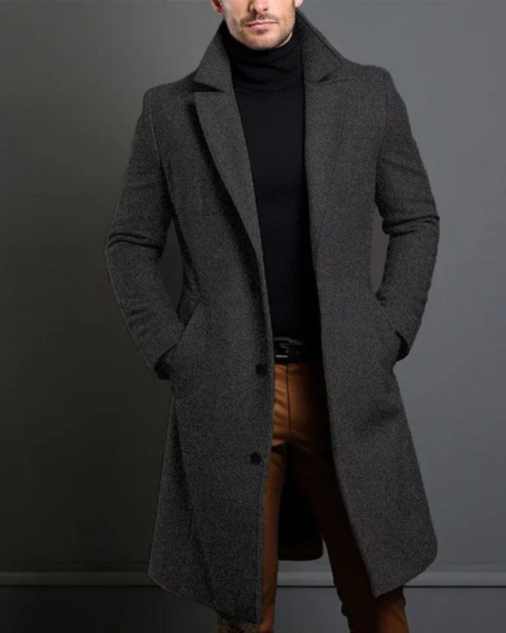  Luxurious trench coat for men with tailored fit and wind-resistant fabric, ideal for stylish Autumn days.








