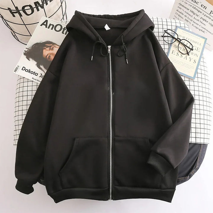 Men's casual hooded sweater ideal for Autumn days, combining cozy warmth and relaxed streetwear style.