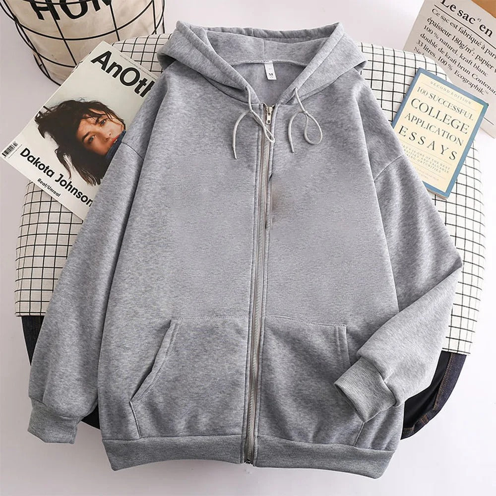 Men's casual hooded sweater ideal for Autumn days, combining cozy warmth and relaxed streetwear style.