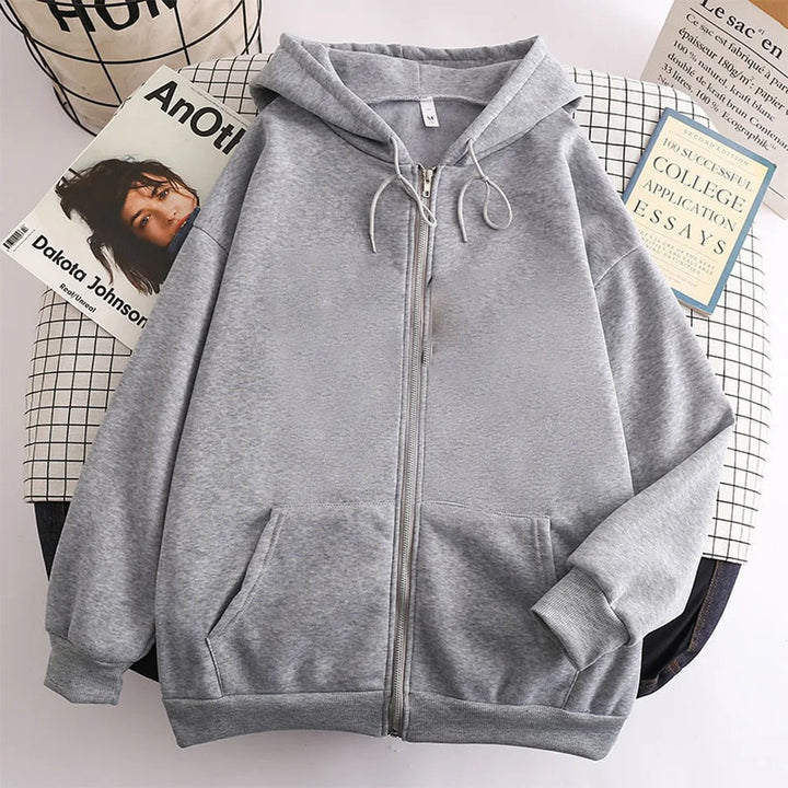 Men's casual hooded sweater ideal for Autumn days, combining cozy warmth and relaxed streetwear style.