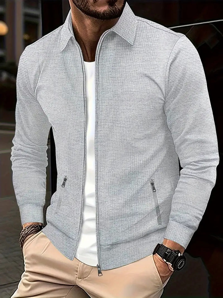  Men's lightweight casual jacket perfect for Autumn days, featuring breathable fabric and a modern fit.








