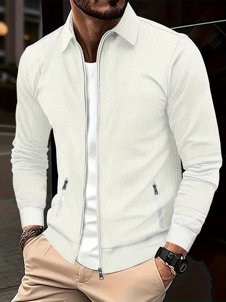  Men's lightweight casual jacket perfect for Autumn days, featuring breathable fabric and a modern fit.








