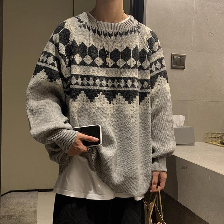 Men's vintage-style warm sweater with soft fabric and relaxed fit, ideal for cozy Autumn days.