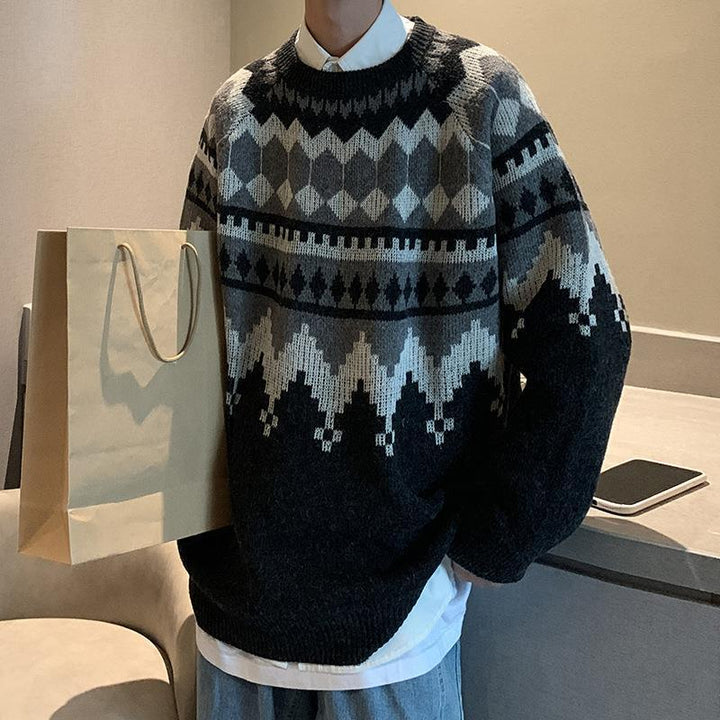Men's vintage-style warm sweater with soft fabric and relaxed fit, ideal for cozy Autumn days.