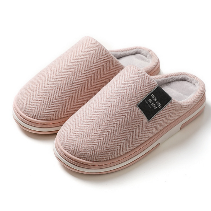 Minimalist men's slippers with soft cushioned insole and slip-on design, ideal for comfort during Autumn days.