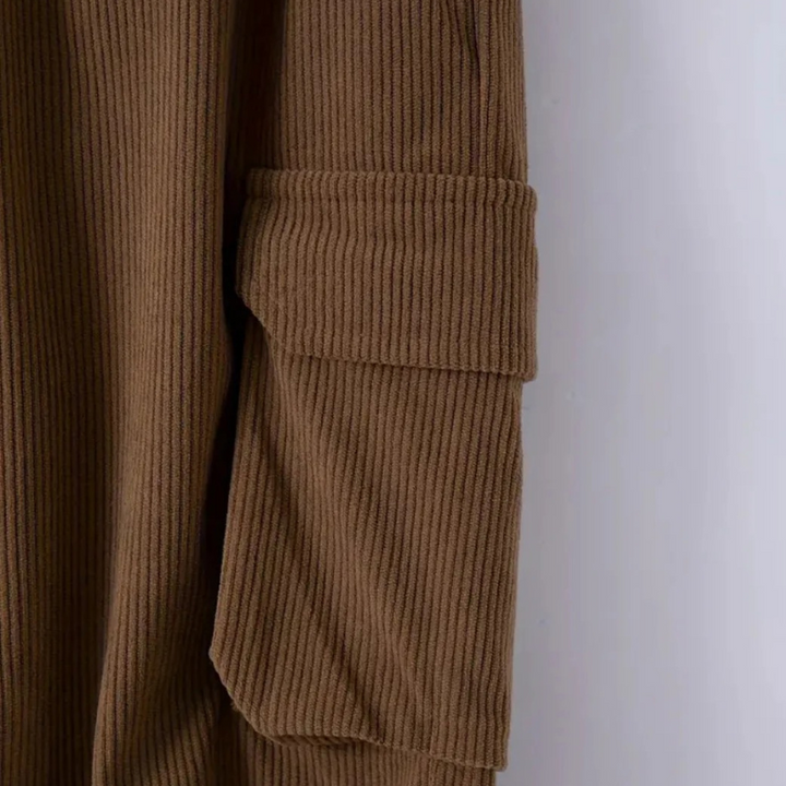 Relaxed cargo pants for men offering comfort, practicality, and versatile style for autumn days.
