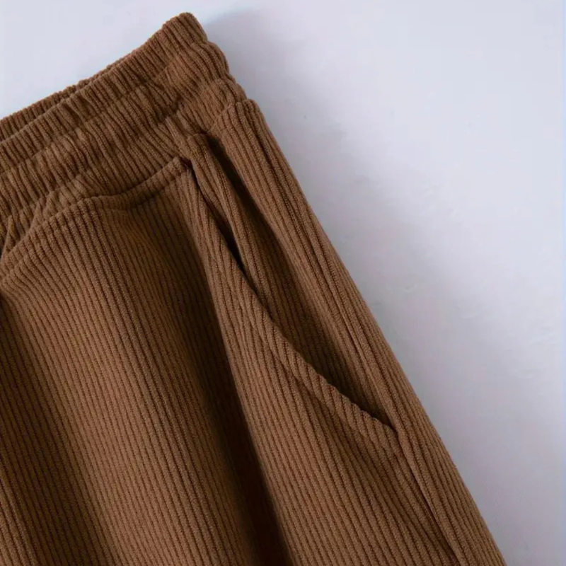 Relaxed cargo pants for men offering comfort, practicality, and versatile style for autumn days.
