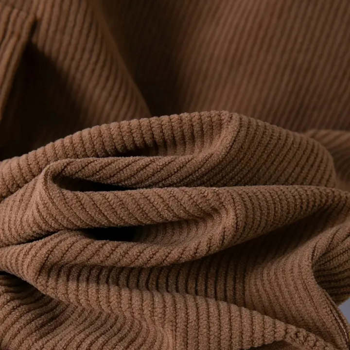 Relaxed cargo pants for men offering comfort, practicality, and versatile style for autumn days.
