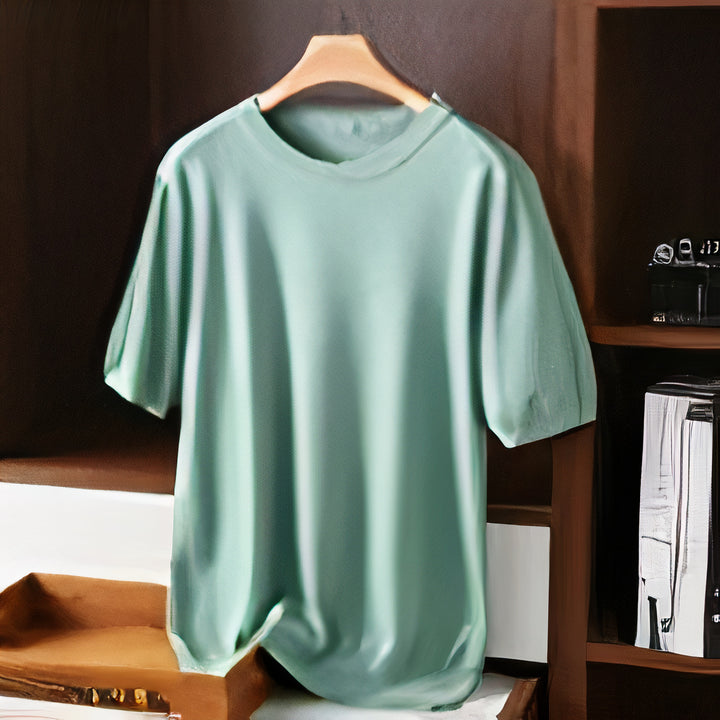 Casual oversized shirt for summer, featuring lightweight fabric and a relaxed fit for ultimate comfort and breathability.
