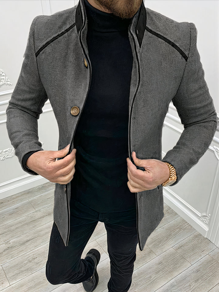 Trendy men's cardigan with soft knit texture and modern slim fit, ideal for autumn days.








