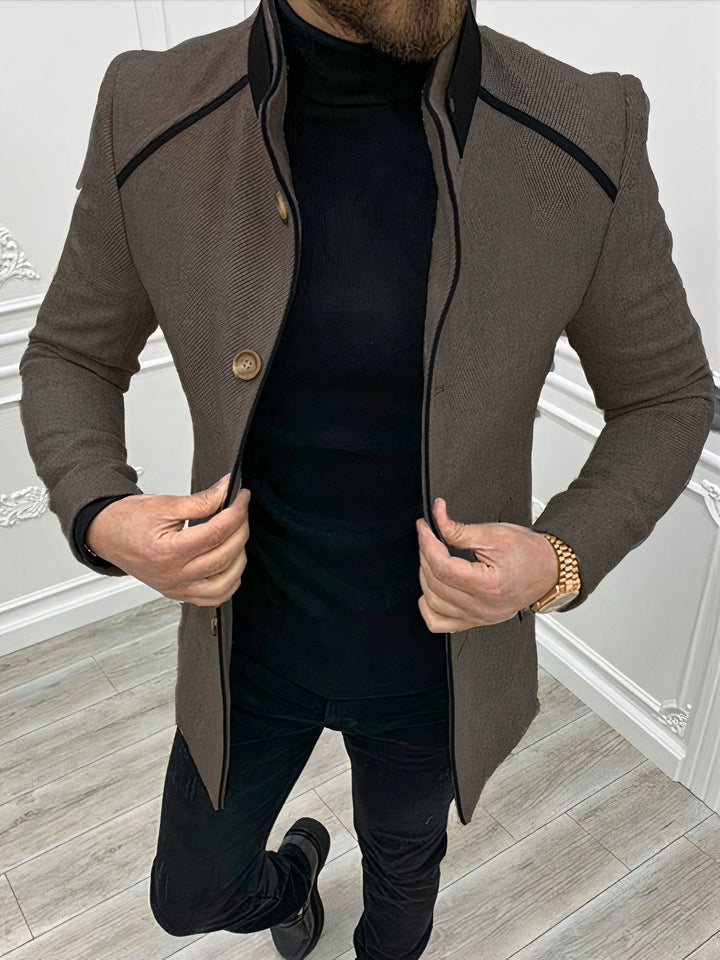 Trendy men's cardigan with soft knit texture and modern slim fit, ideal for autumn days.








