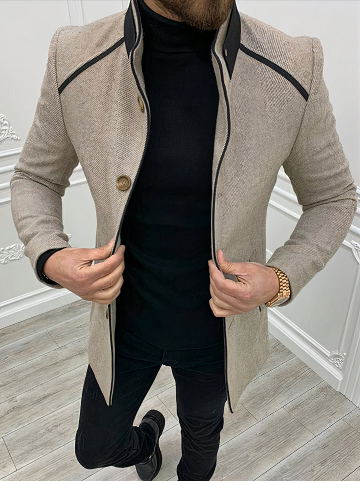 Trendy men's cardigan with soft knit texture and modern slim fit, ideal for autumn days.








