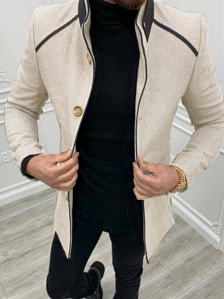 Trendy men's cardigan with soft knit texture and modern slim fit, ideal for autumn days.








