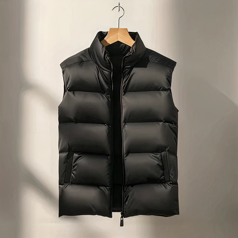 Warm men's sleeveless padded vest with breathable insulation, perfect for Autumn layering.








