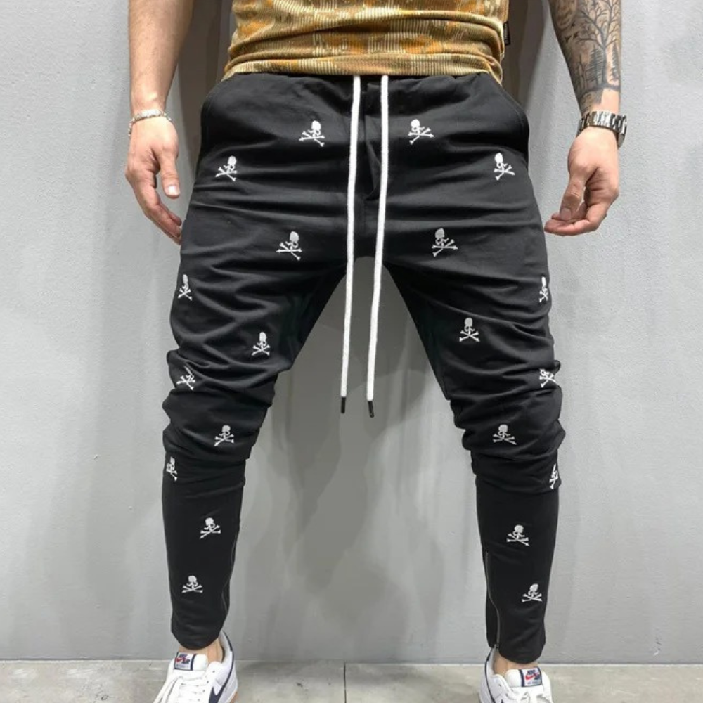 Casual men's joggers made from breathable, lightweight fabric, perfect for summer comfort.







