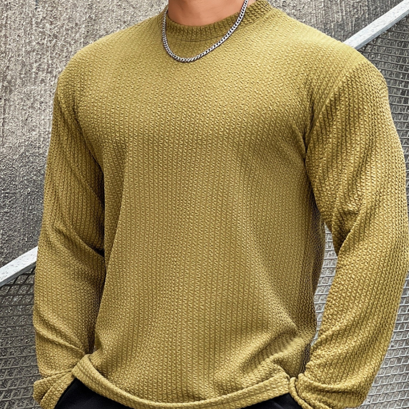 Casual sweater for men with a relaxed fit, ideal for autumn days and everyday comfort.