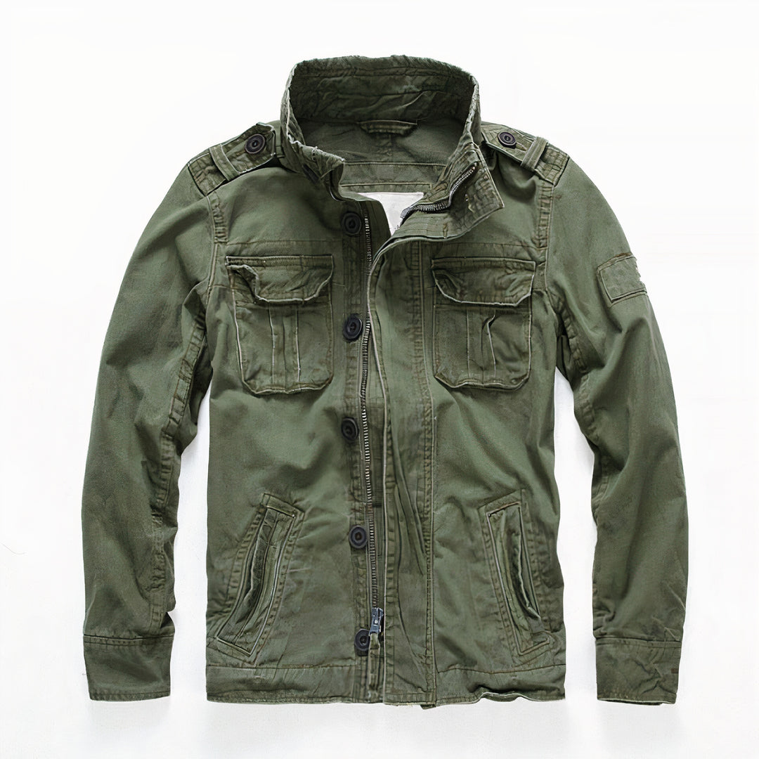 Classic denim jacket for men with a timeless and versatile design, perfect for autumn days.








