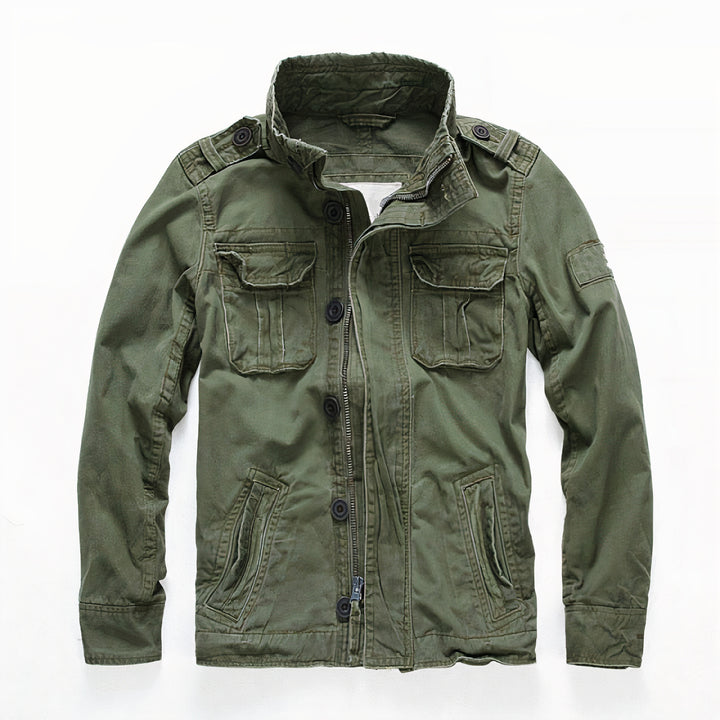 Classic denim jacket for men with a timeless and versatile design, perfect for autumn days.







