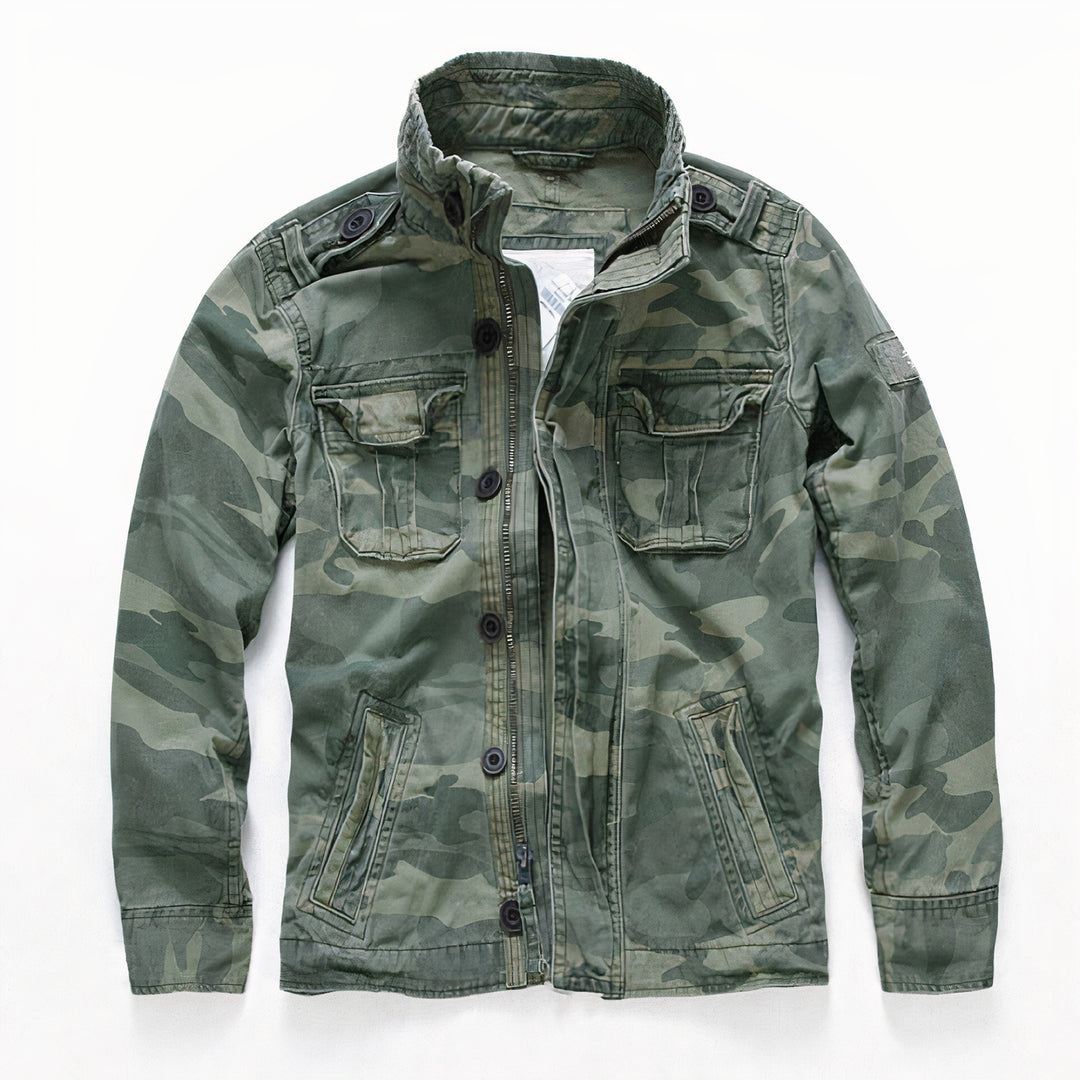 Classic denim jacket for men with a timeless and versatile design, perfect for autumn days.







