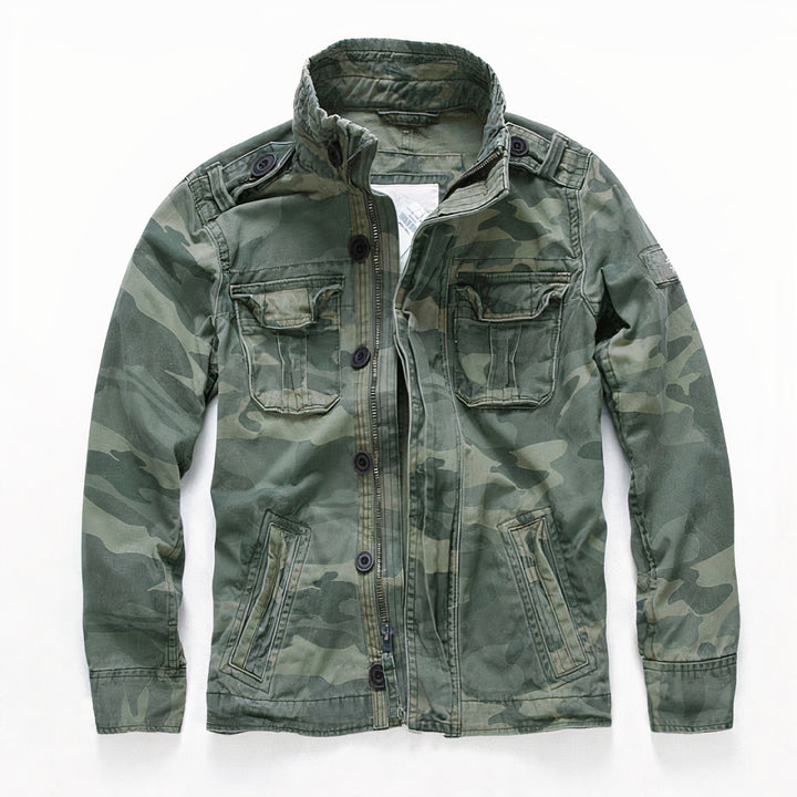 Classic denim jacket for men with a timeless and versatile design, perfect for autumn days.







