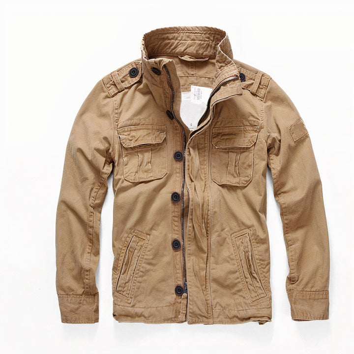 Classic denim jacket for men with a timeless and versatile design, perfect for autumn days.







