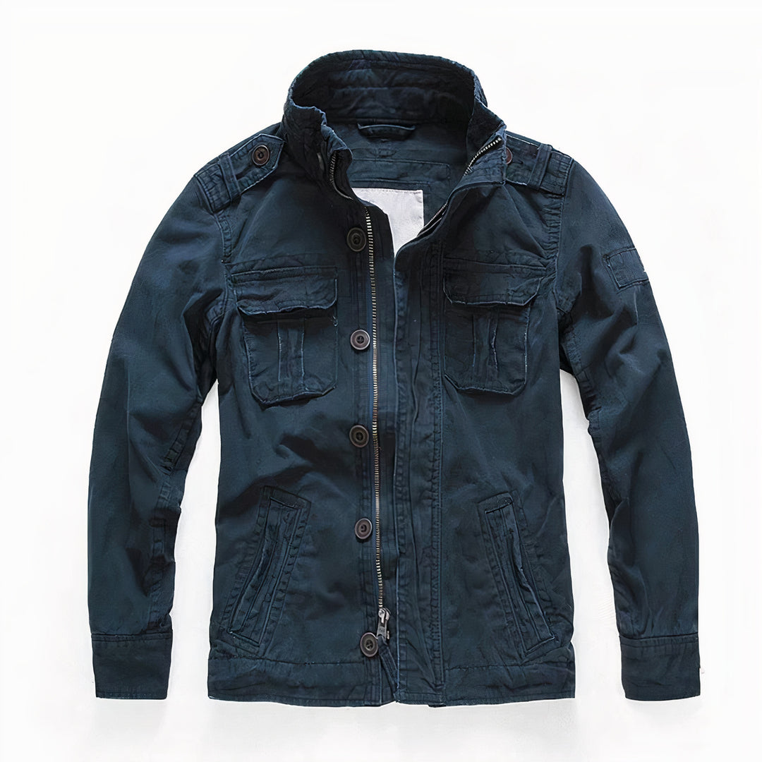 Classic denim jacket for men with a timeless and versatile design, perfect for autumn days.







