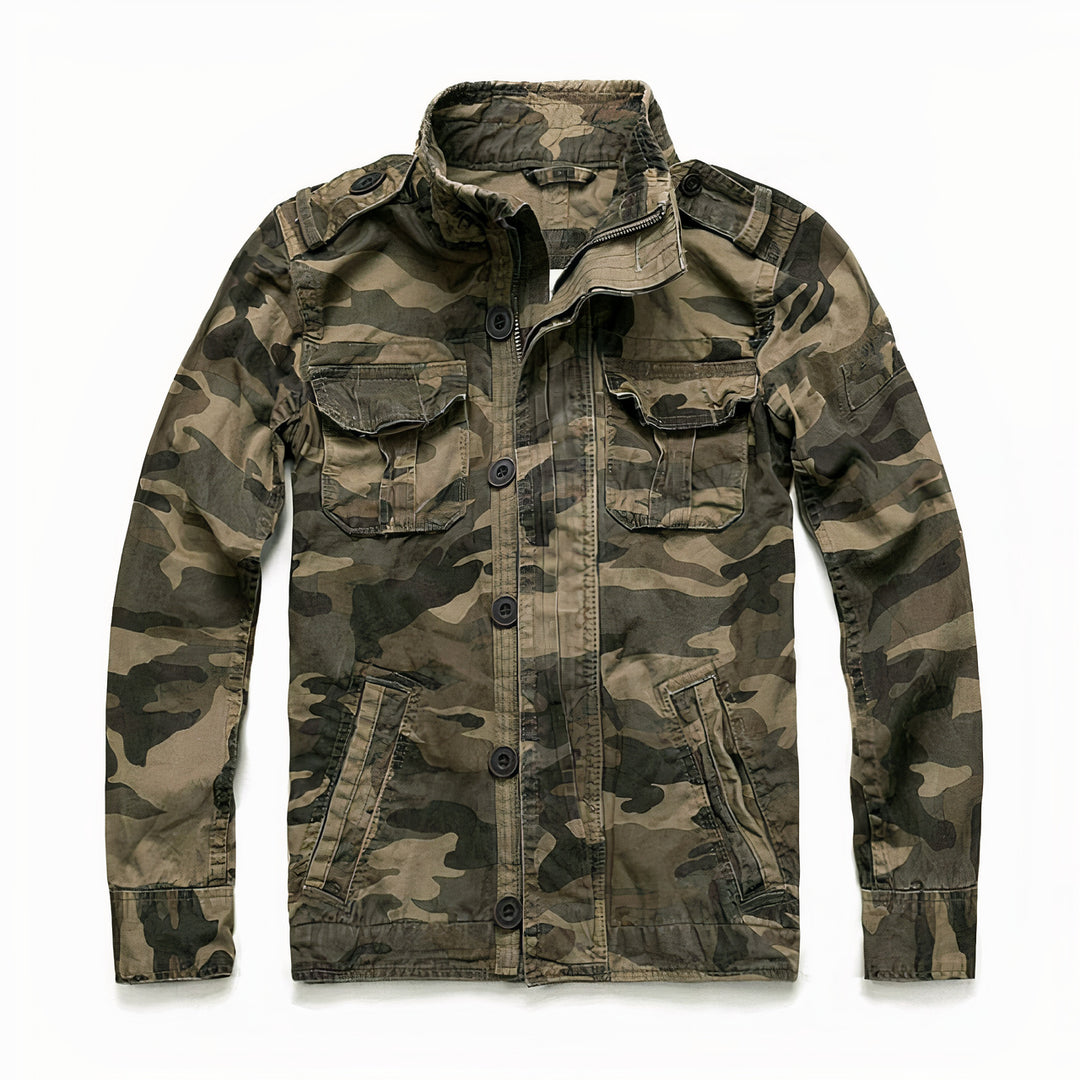Classic denim jacket for men with a timeless and versatile design, perfect for autumn days.








