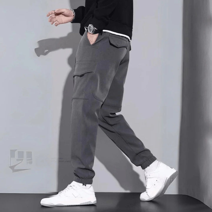 Classic summer cargo pants for men with a lightweight, breathable design, ideal for warm days.








