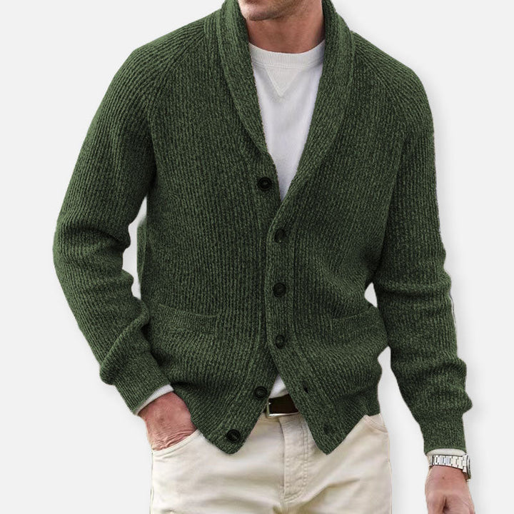 Comfortable autumn cardigan for men, providing warmth and style for cool days.
