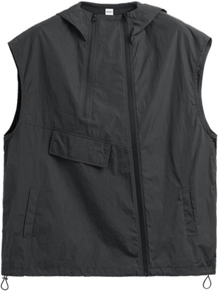 Comfortable men's cargo vest with multiple pockets, perfect for autumn layering and outdoor activities.