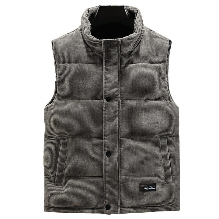 Comfortable sleeveless jacket for men, ideal for autumn days with lightweight insulation and modern casual style.