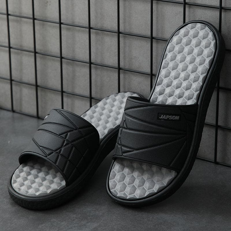 Comfortable men's slippers with cushioned sole and breathable design, ideal for relaxing on summer days.