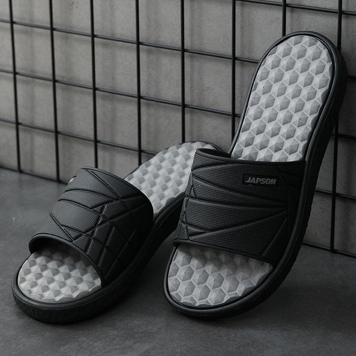 Comfortable men's slippers with cushioned sole and breathable design, ideal for relaxing on summer days.