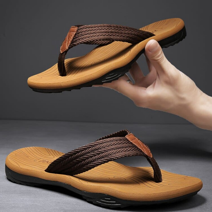 Comfortable men's slippers with cushioned sole and breathable design, ideal for relaxing on summer days.