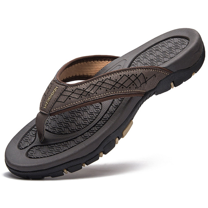 Comfortable men's slippers with cushioned sole and breathable design, ideal for relaxing on summer days.