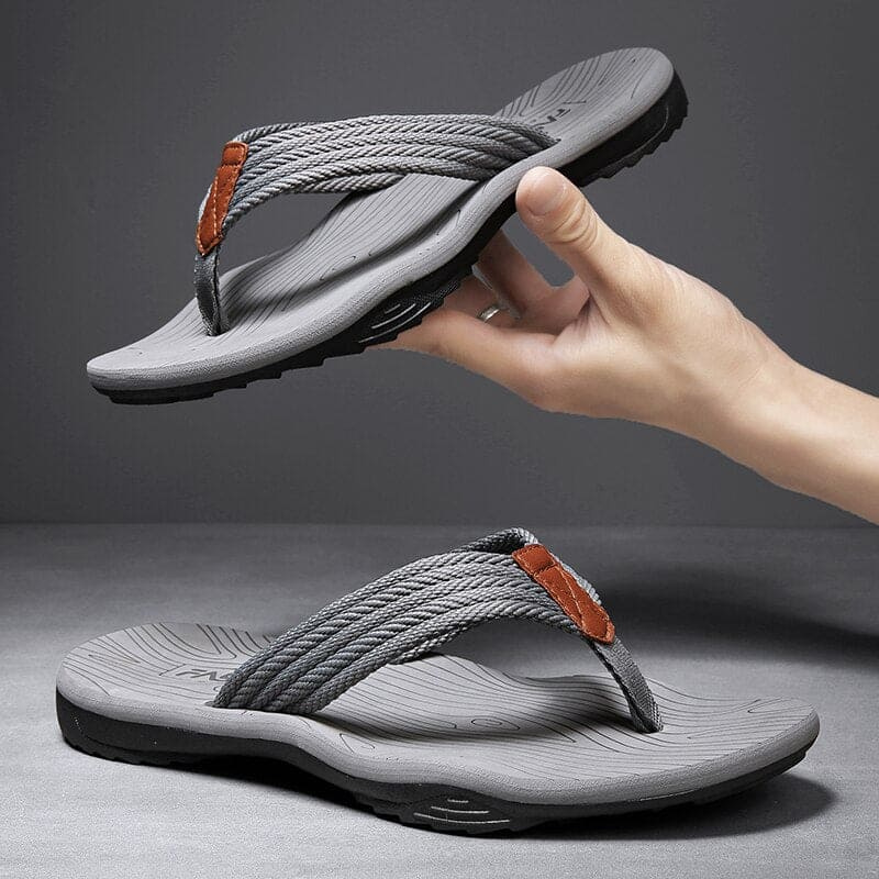 Comfortable men's slippers with cushioned sole and breathable design, ideal for relaxing on summer days.