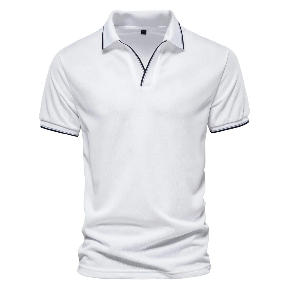 Elegant poloshirt for men, ideal for stylish comfort on summer days








