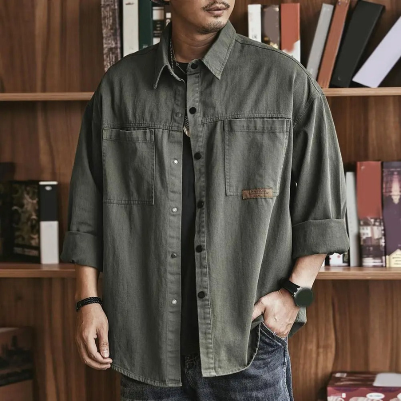 Men’s autumn vintage shirt with soft, breathable fabric and classic design, ideal for casual and stylish fall outfits.