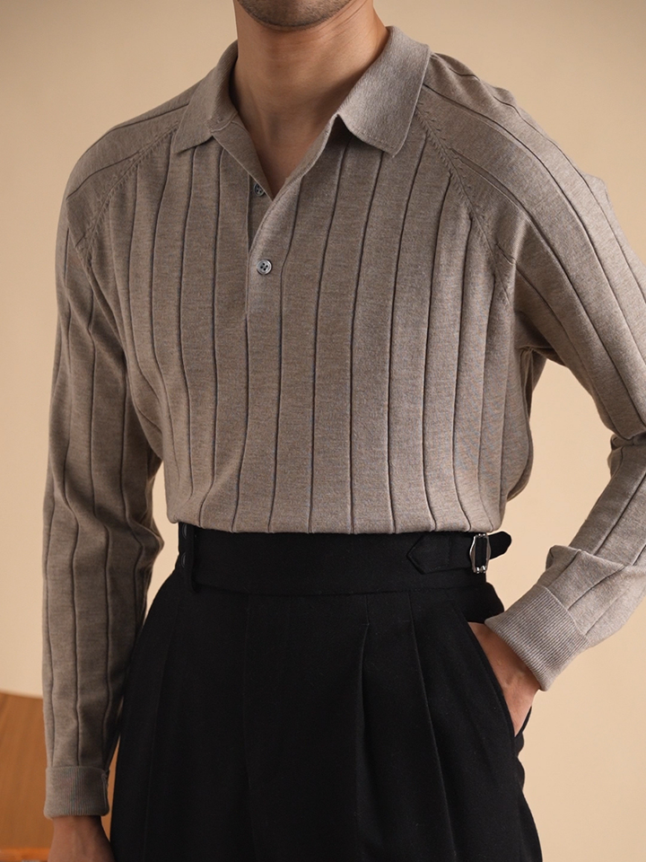 Men's elegant knit sweater with a classic design, perfect for autumn days and versatile styling.








