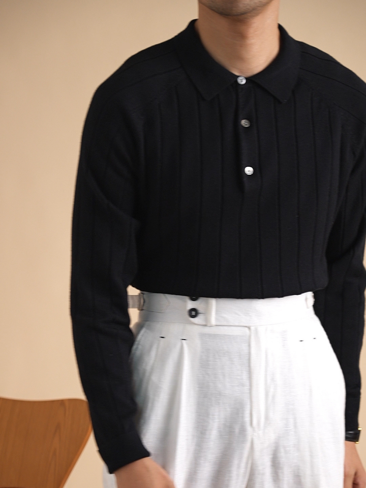 Men's elegant knit sweater with a classic design, perfect for autumn days and versatile styling.








