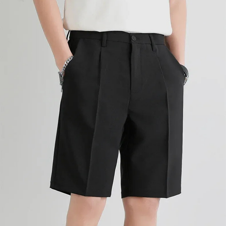 Men’s elegant tailored shorts with a refined fit and breathable fabric, ideal for stylish autumn days.








