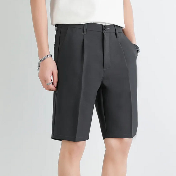Men’s elegant tailored shorts with a refined fit and breathable fabric, ideal for stylish autumn days.








